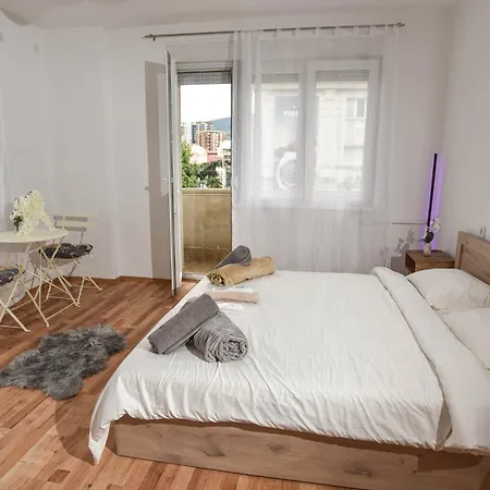 The Five Balconies - Centar Апартаменты Скопье